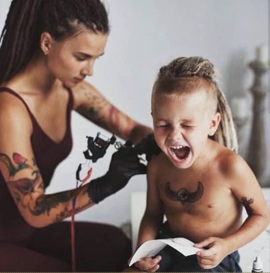 Подросток и татуировка